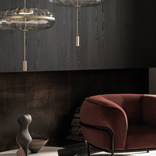 Light that floats like glass and glows like gold. A pendant lamp where form meets sculptural clarity. Blown glass, brushed brass, and a design that elevates any room it graces.  More than lighting — it’s atmosphere, elegance, and presence.
